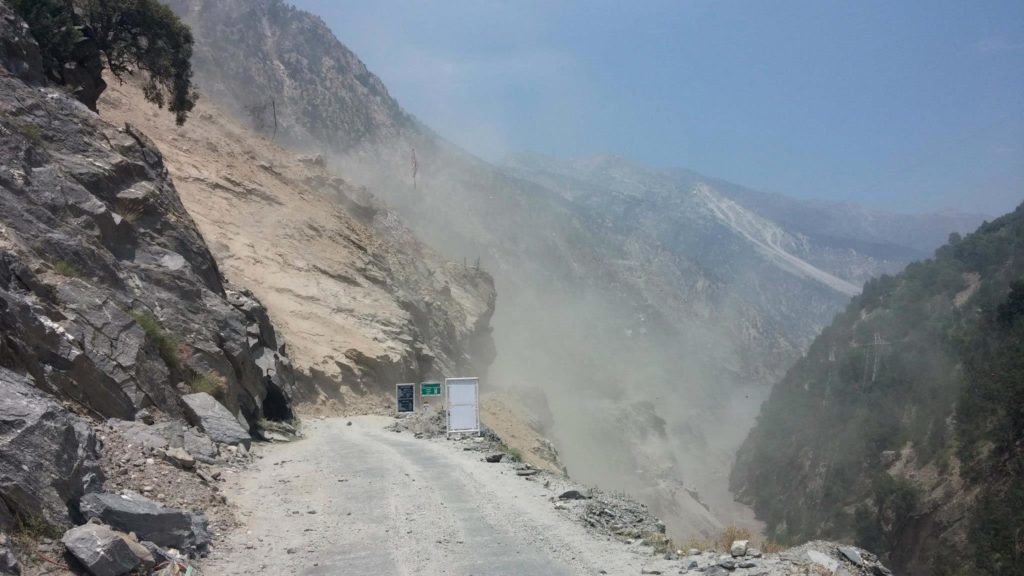 LandSlips (Enroute Thangi). Had to wait for 2.5 hours to clear. Effects of Hydro Power projects on fragile environment. A daily occurance in Kinnaur. | Kinnaur Kailash Parikrama trek blog