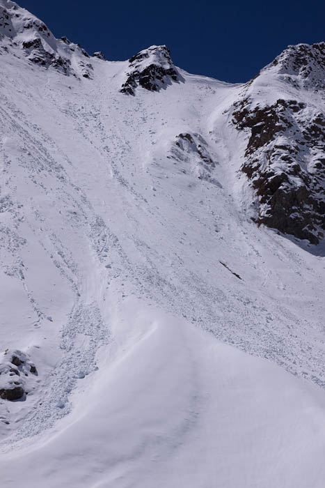 The steep snow slope leading beneath the Charang La