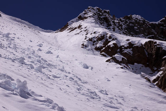 The steep snow slope leading beneath the Charang La
