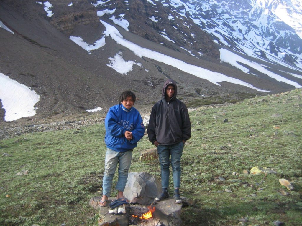 Porters raising campfire @ Lalanti (Tashi and Omkar)